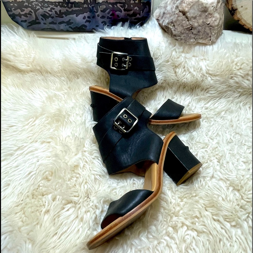UGG Blk Leather Gladiator Heels with Buckle Detail size 7. Sample
